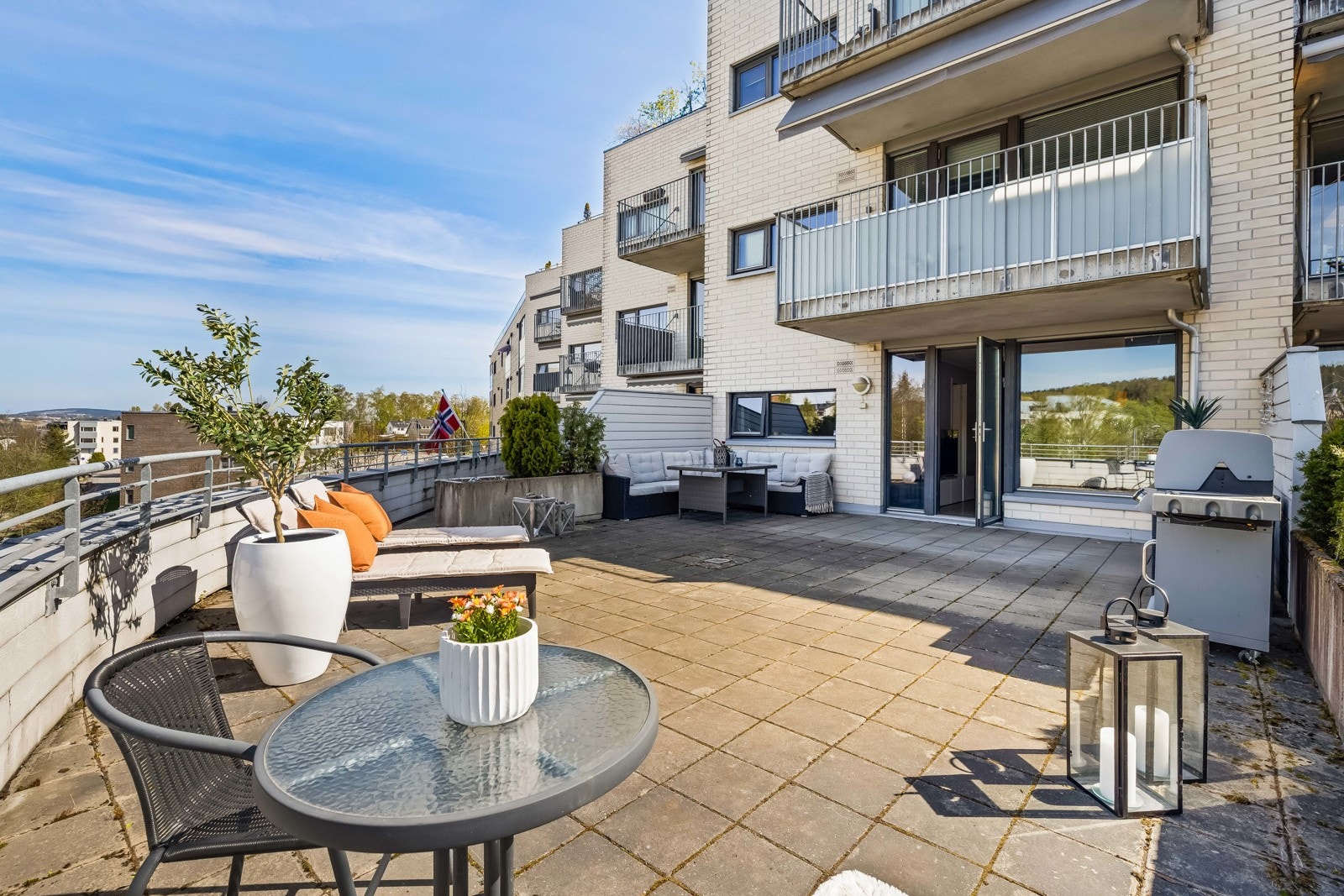 Privat terrasse på hele 50 kvm utenfor egen stue. Galleribilde