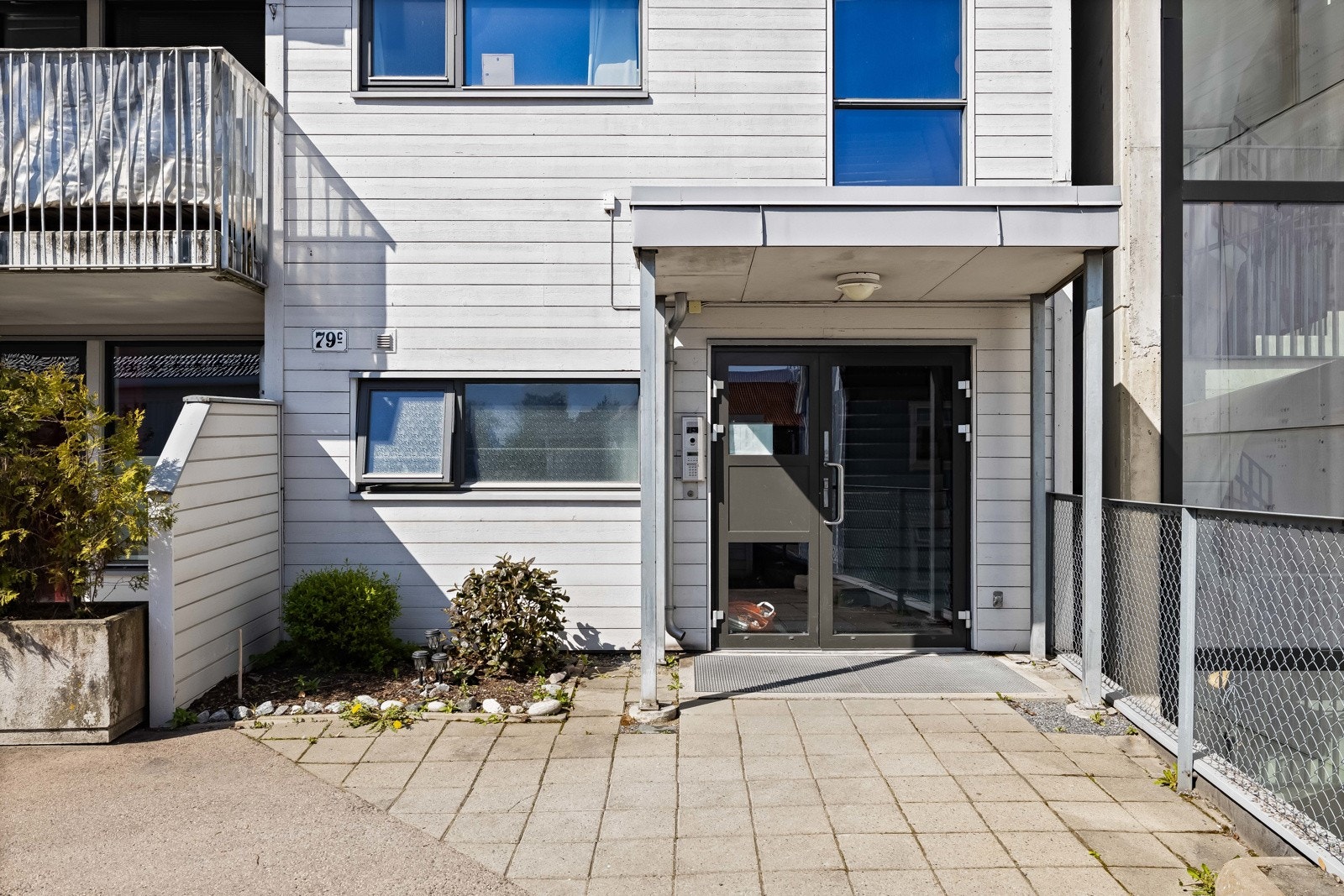 Heis i bygget som også går ned til garasjekjelleren. Leiligheten disponerer én kjellerbod. Galleribilde