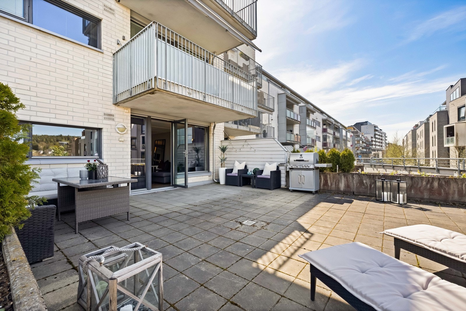 Leiligheten skiller seg positivt ut fra tilsvarende objekter i området. Her får du både heis og vestvendt terrasse på hele 50 kvm. Galleribilde