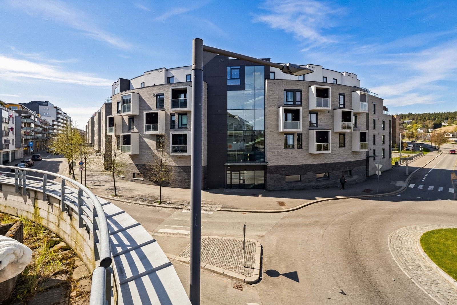 Supersentralt på Strømmen, like ved storsenteret. Galleribilde