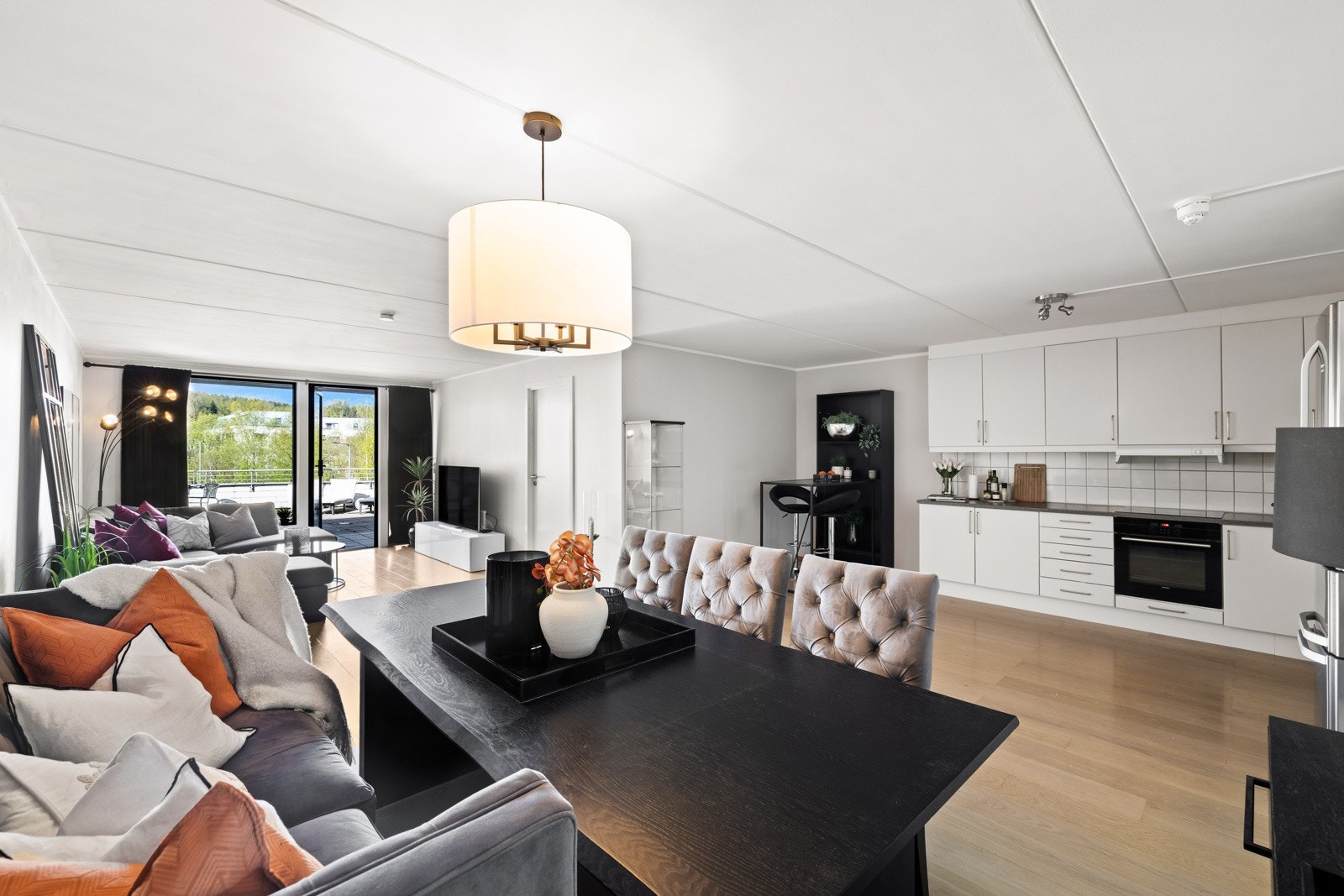 Åpen stue/kjøkken-løsnig med utgang til terrassen. Galleribilde
