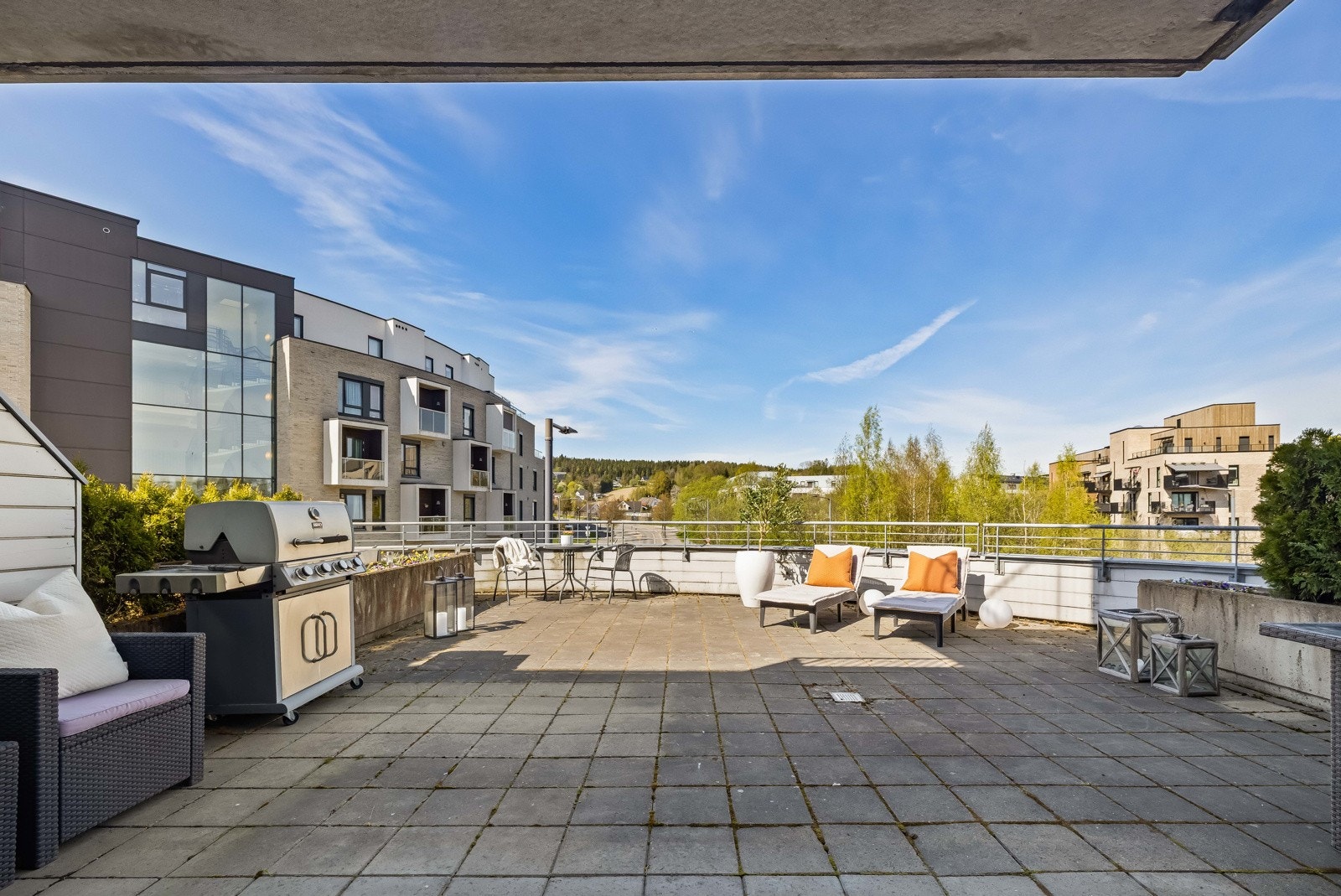 Vestvendt med glimrende solforhold. Galleribilde