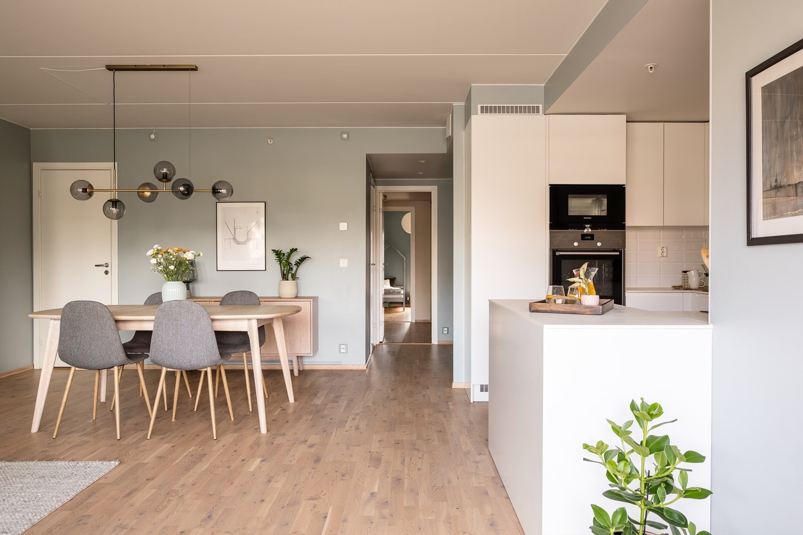 Boligen har to soner med soveromsdel og bad i den ene og kjøkken, stue, gjesterom + bad 2 i den andre. Her kan du lukke døren mellom soveromsdelen og stuedelen dersom du har gjester på besøk og barna sover. Galleribilde