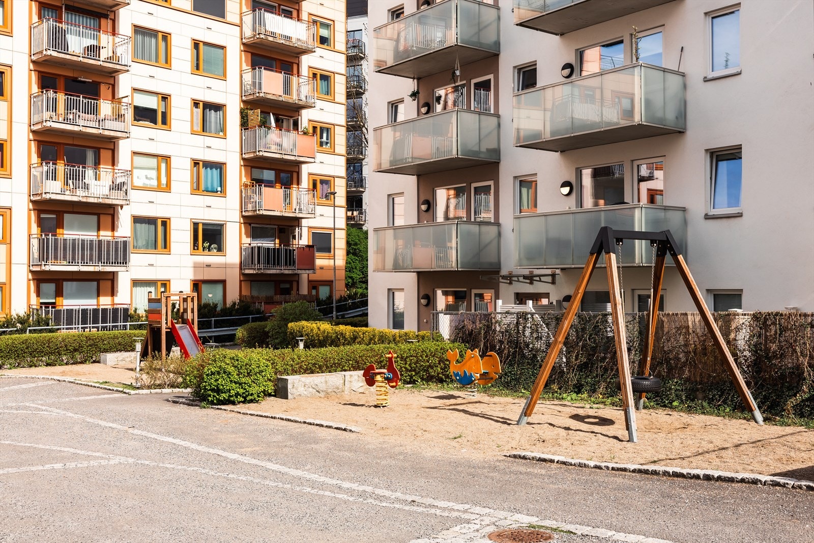 Det er flere nærliggende lekeplasser for de med småbarn. Denne ligger i bakgården rett utenfor leiligheten. Galleribilde