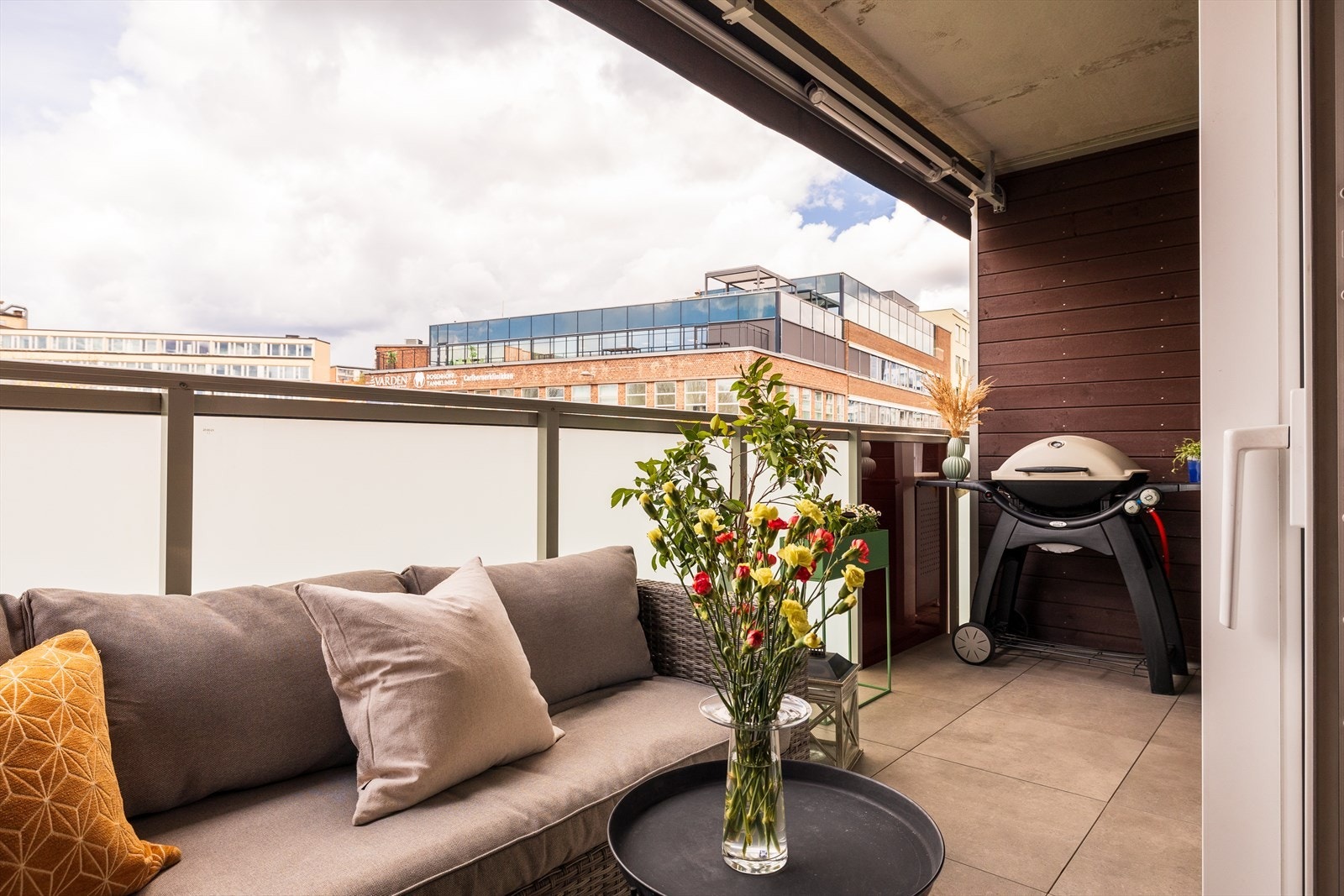 Det er lagt slitesterke fliser på gulvet som tåler vær og vind samtidig som det gir et pent inntrykk. Galleribilde