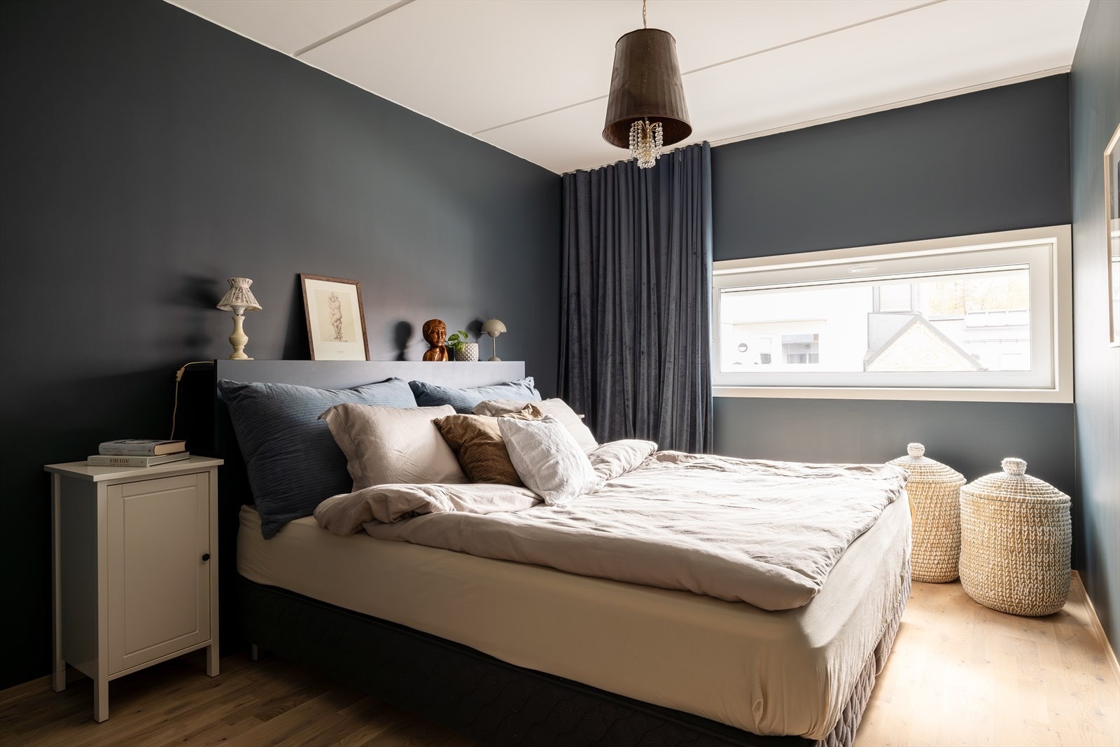 Hovedsoverommet er romslig med god plass til dobbeltseng og tilhørende møblement. Galleribilde