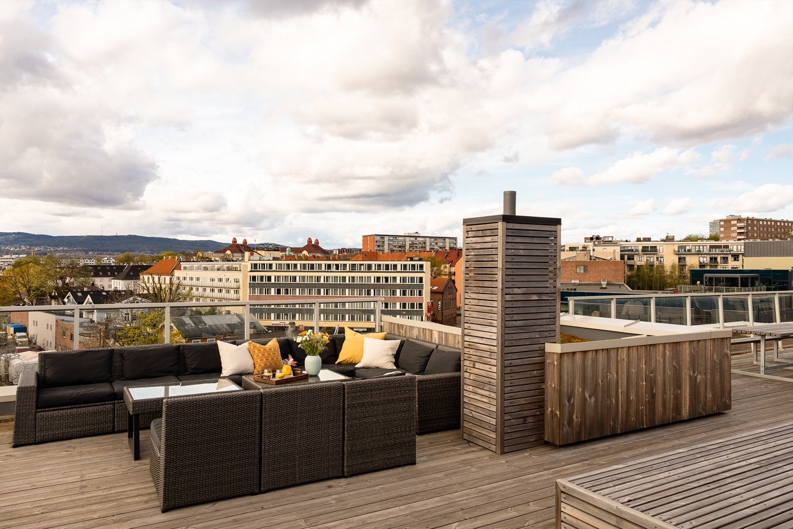 Det er også en fantastisk felles takterrasse med hyggelige sittegrupper hvor solnedgangen kan nytes med venner og familie- eller en god nabo. Galleribilde