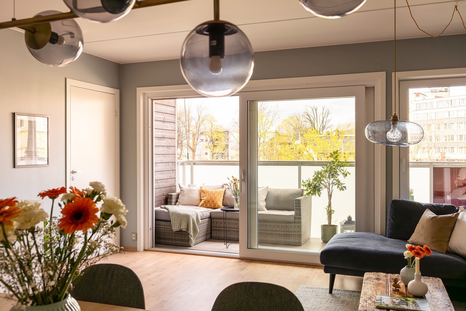 Boligen har store vindusflater fra gulv nesten helt opp i taket, noe som gir masse lys til boligen. Galleribilde