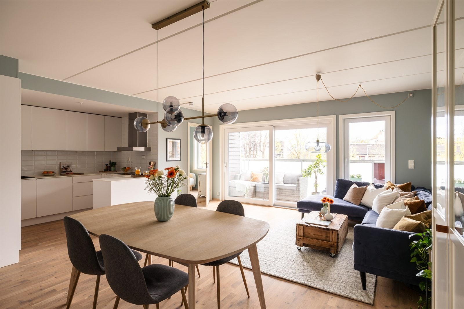 Boligen har et stort kjøkken i hestesko form, her har du god plass til alt du trenger. Galleribilde