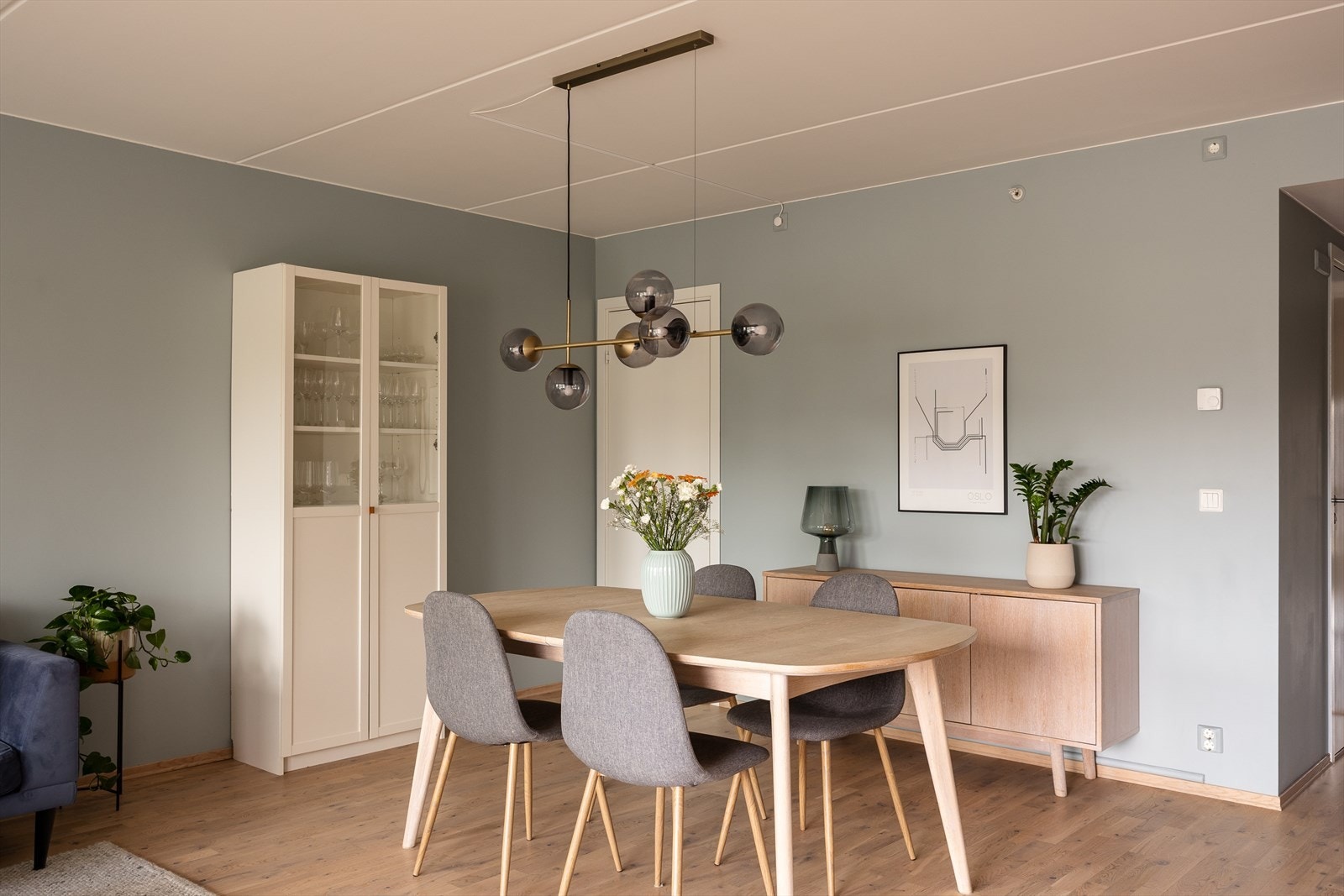 Det er god plass til et langbord hvor du kan invitere venner og familie på middagsselskaper. Galleribilde