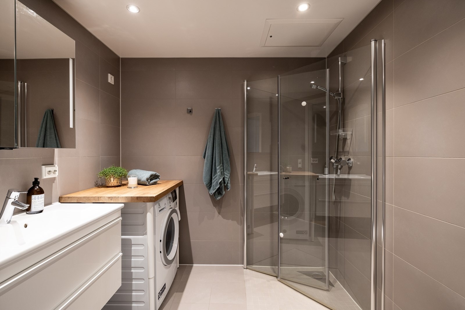 Baderom 1: Her har du et komplett gjestebad med toalett, dusj og vask med skapinnredning under. Også perfekt for en større familie som trenger to bad. Galleribilde