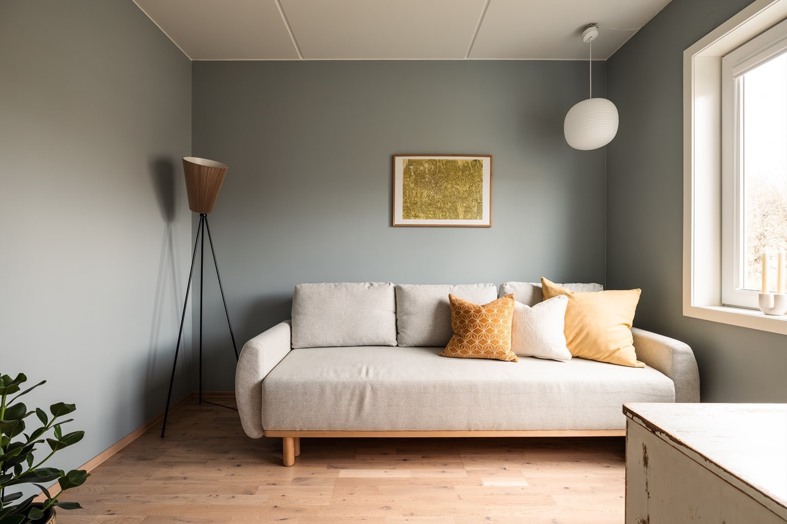 Boligen har tre soverom. Soverom 1 ligger med inngang fra stuen og passer perfekt som gjesterom, tv-rom og eller kontor! Galleribilde