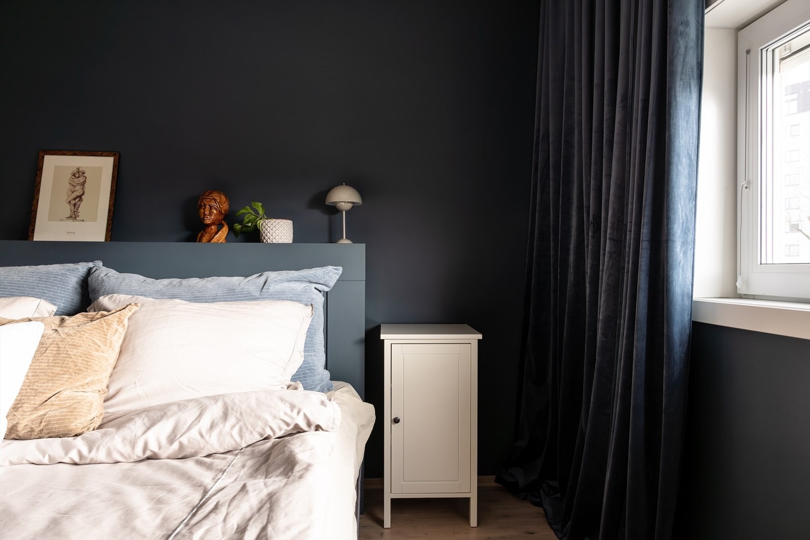 Rommet er malt i en dyp blåfarge som gir et stilfullt utrykk og en behagelig atmosfære. Galleribilde