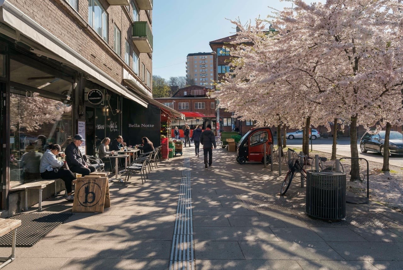 Carl Berner ligger kort vei fra boligen, tett beplantet med kirsebærtrær, flere cafeer og alt du trenger av kollektiv. Buss, trikk og T-bane! Galleribilde