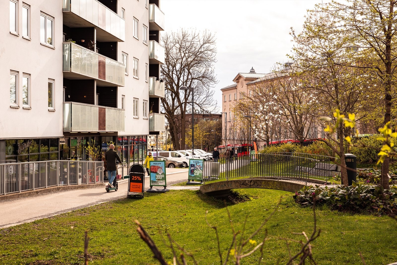 Carl Berner torg ligger like rundt hjørnet med det meste du trenger i hverdagen. Her finner du blant annet matbutikken Coop, kaffebrenneriet, apoteket og mer. Det er også en rekke dagligvarebutikker i nærheten, blant annet Rema 1000, Kiwi og Joker. Galleribilde