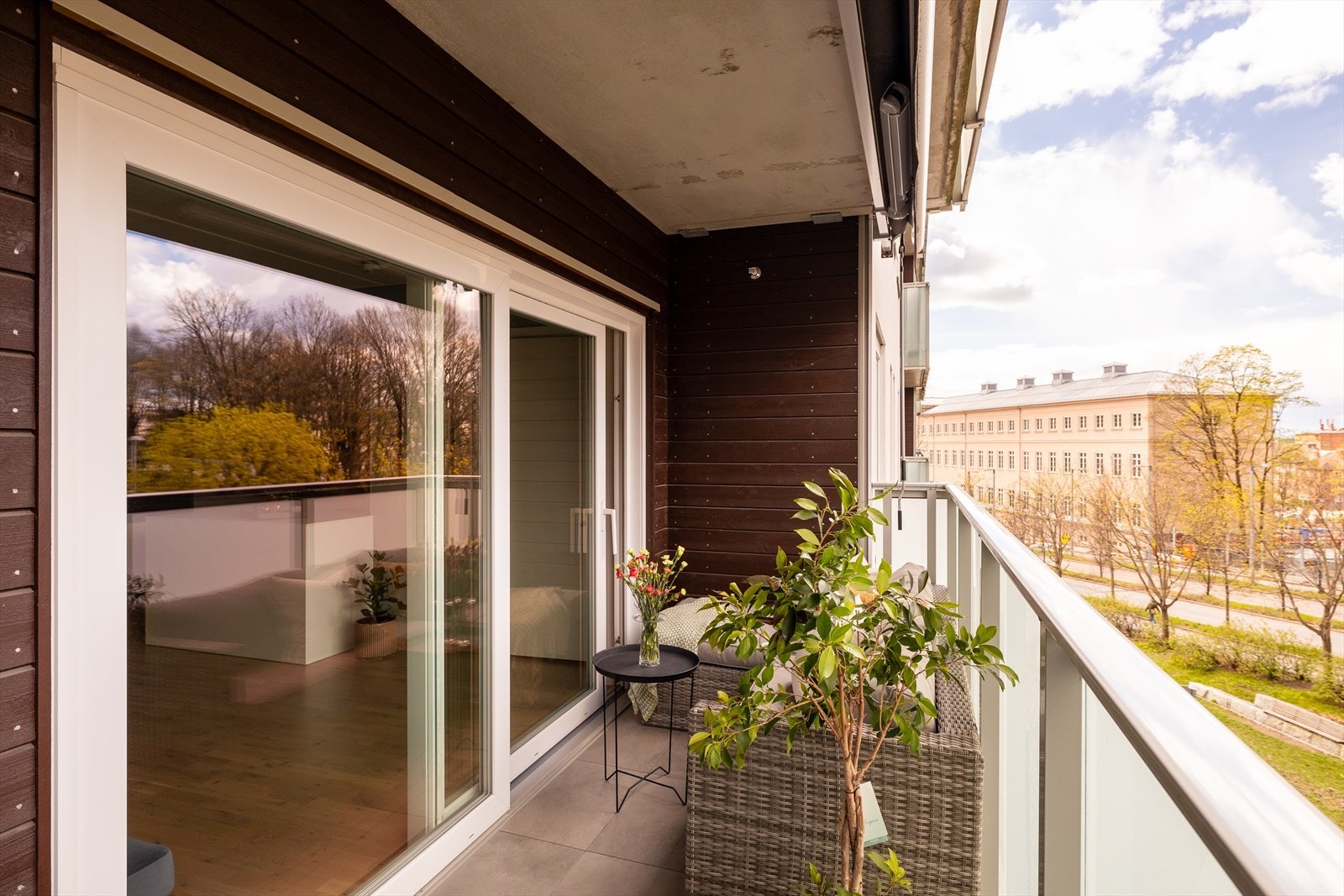 Boligen har en vestvendt balkong med gode solforhold fra ca. 16 og til sent på kveld! Balkongen har god plass til en sittegruppe hvor du kan nyte sommerkveldene med selskap. Galleribilde