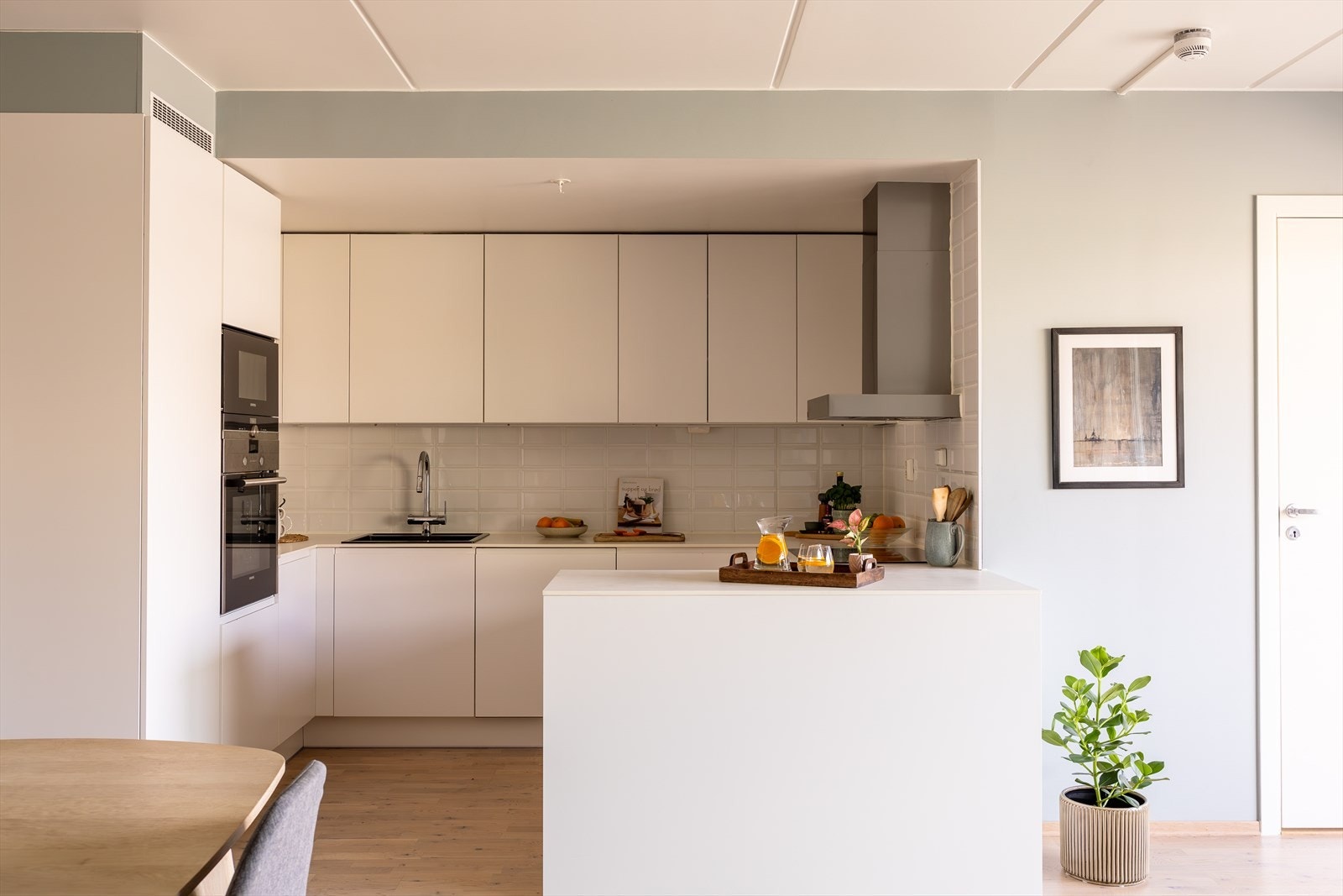 Kjøkkenøya deler opp rommet og lager fine soner. Galleribilde