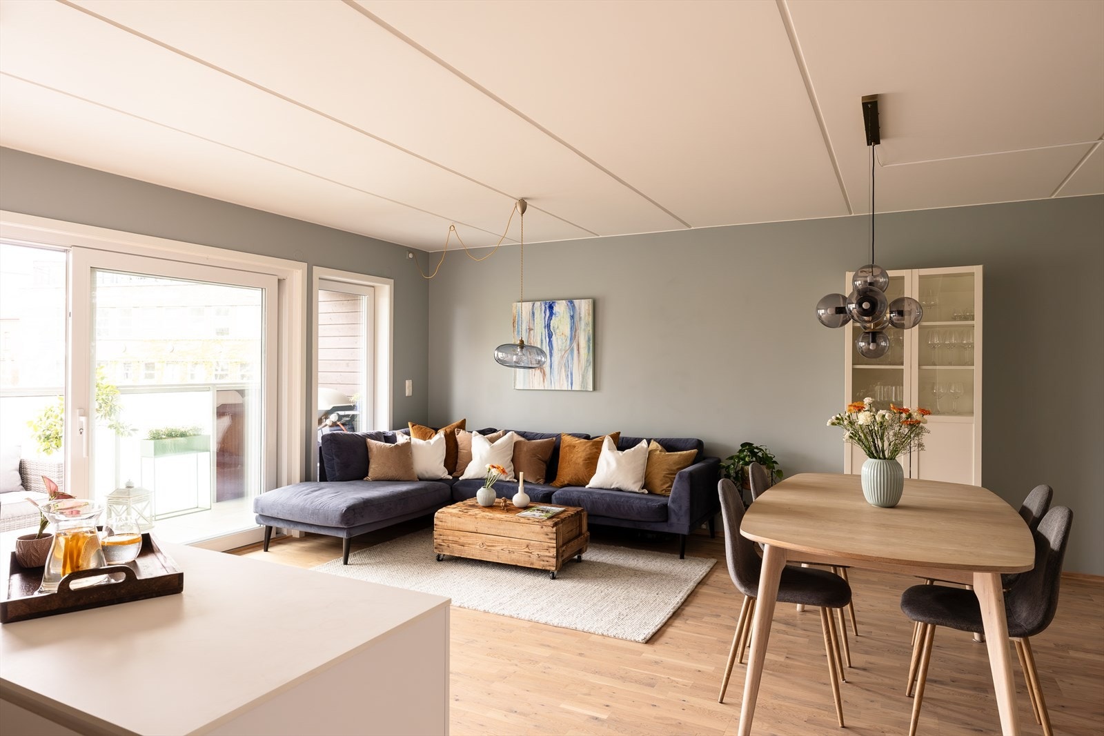 Boligen har en stor stue med god plass til stor sofa og det du måtte ønske av tilhørende møbler. Galleribilde