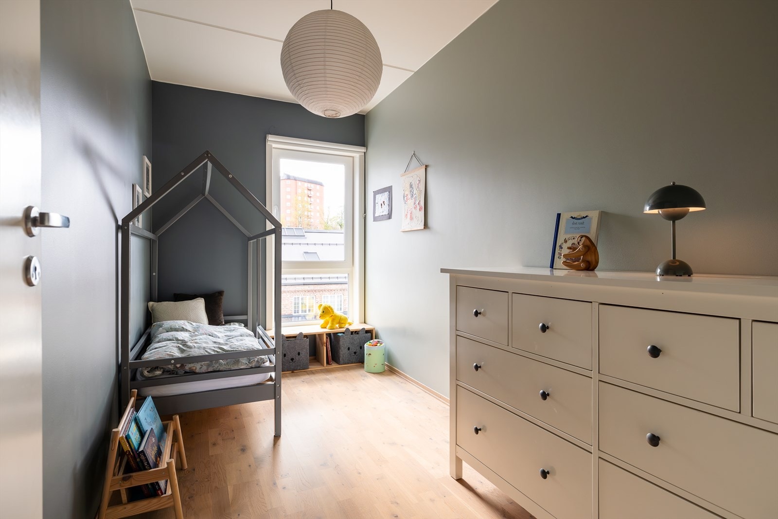 Det siste soverommet er innredet som barnerom, her har du god plass til seng og skap etter ønske. Rommet vender ut mot rolige og tilbaketrukkede områder, så her kan du sove godt. Galleribilde