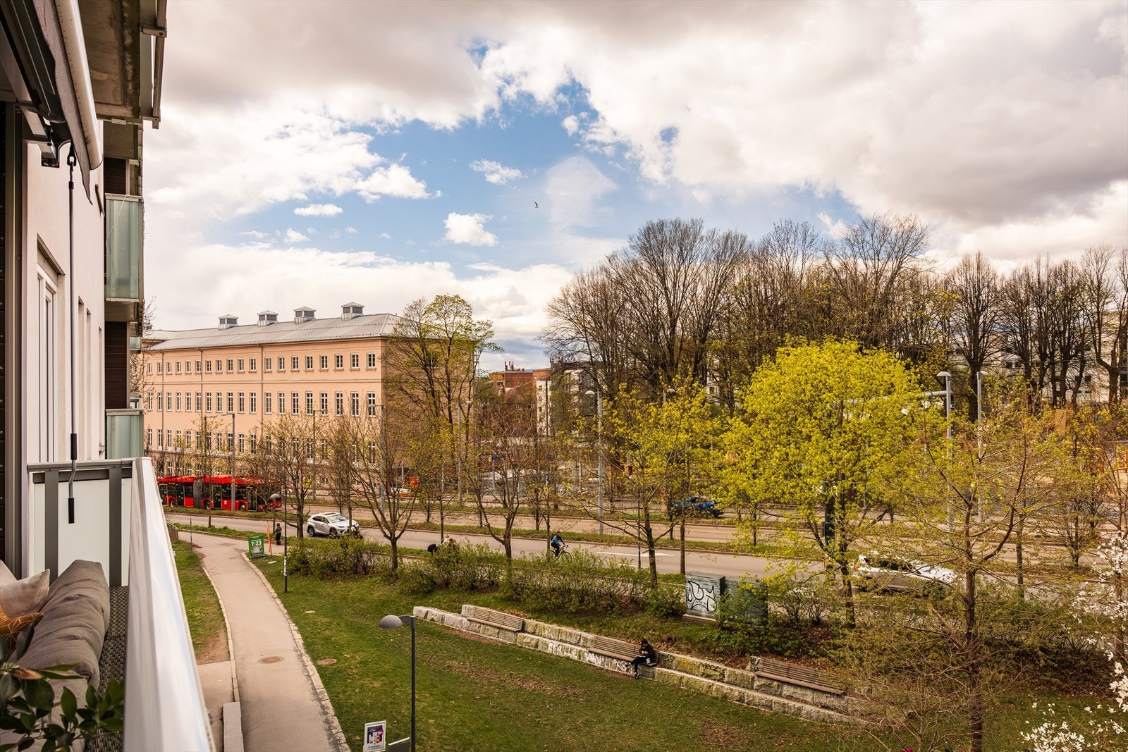 Rett nedenfor balkongen er det en grønn oase med flere forskjellige trær med blomster på så her har du fin utsikt om sommeren. Galleribilde