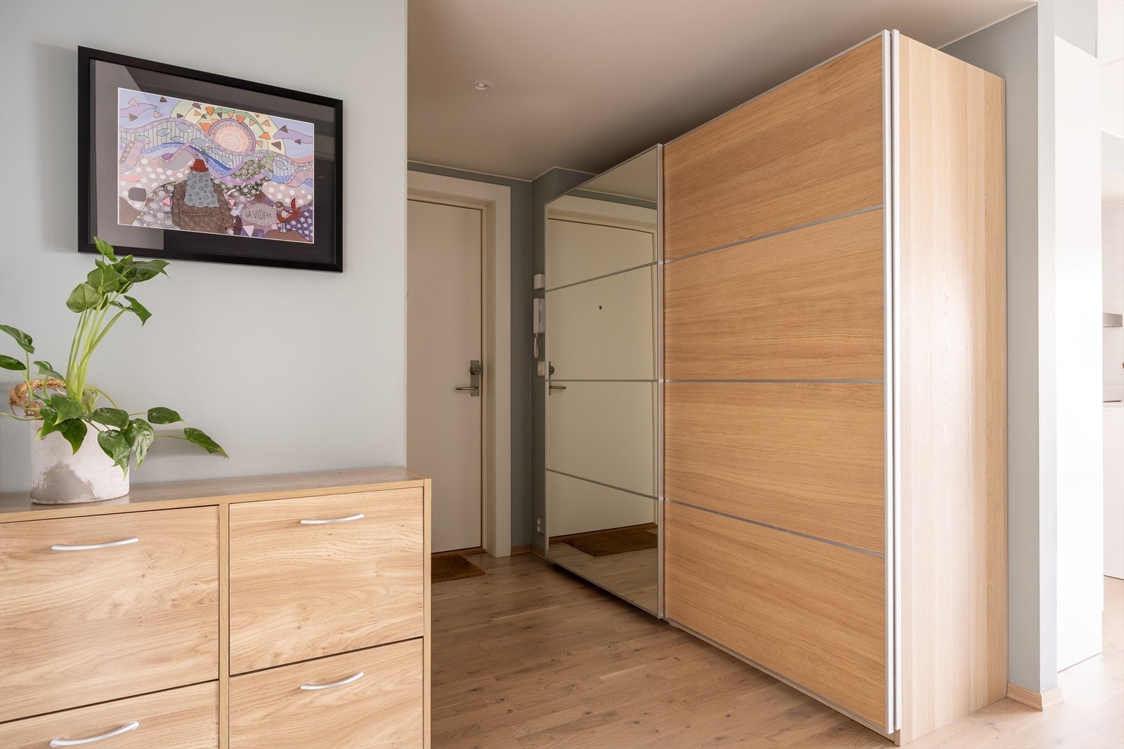 Velkommen hjem! En romslig entré med god plass til oppbevaring i skyvedørsgarderobe og skoskap. Galleribilde