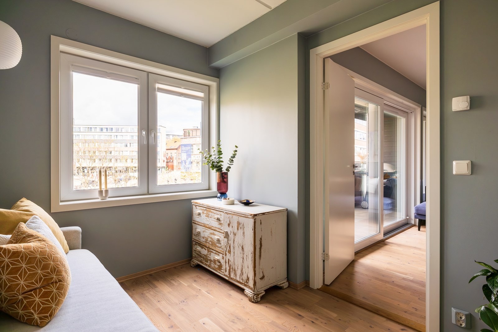 Her har du god plass til ønsket seng og skapløsning. Galleribilde