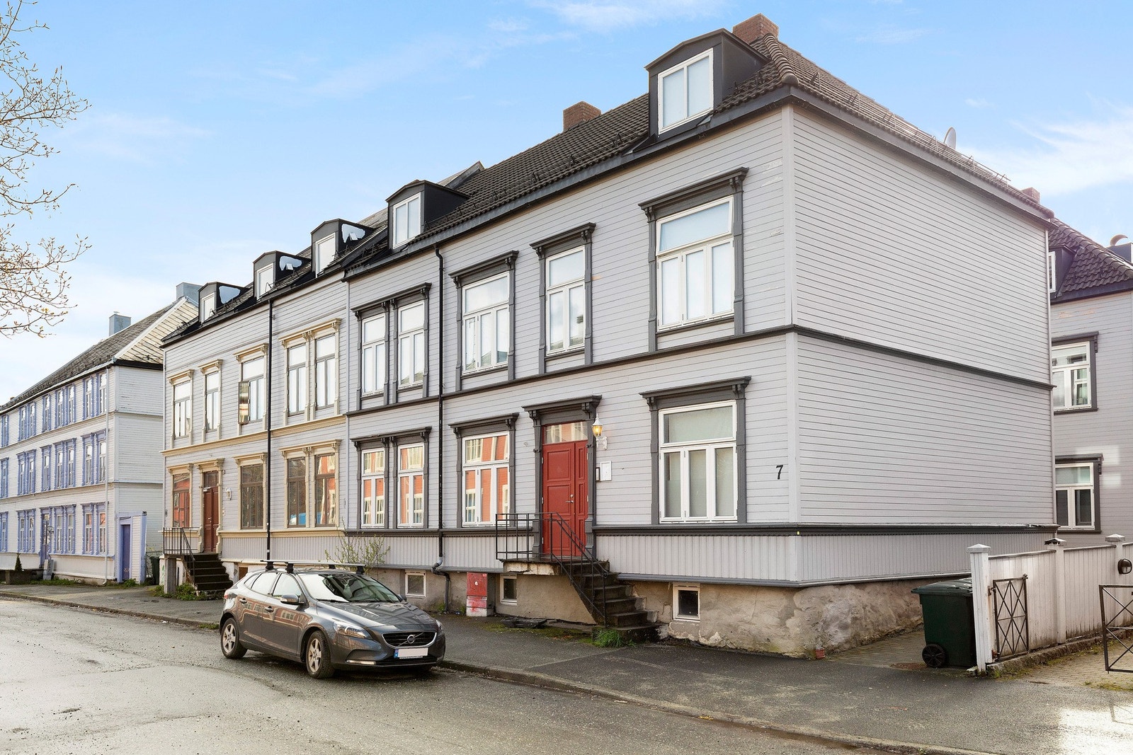 Særdeles sentralt på Møllenberg med dagligvare like ved. Ypperlig utgangspunkt til kollektivtrafikk og nært NTNU/Gløs, Dragvoll, St.Olavs mm. Galleribilde