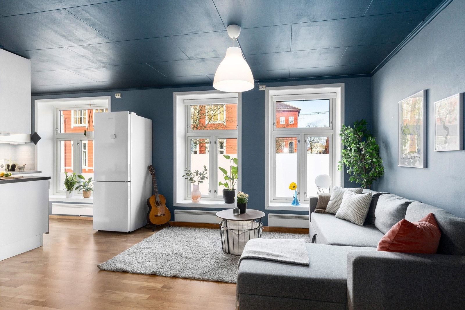 Stuens størrelse og utforming gir flere møbleringsmuligheter. Galleribilde