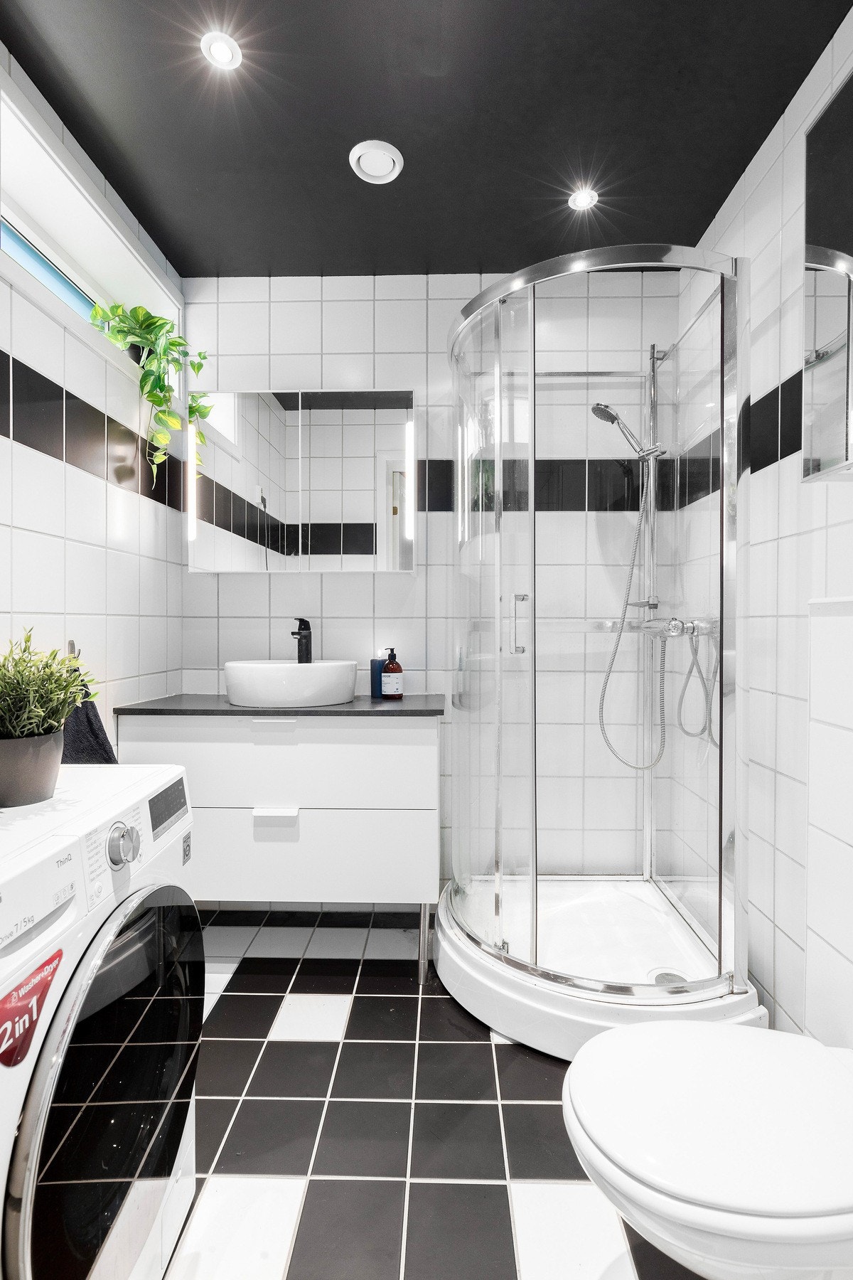 Lyst og trivelig bad med downlights i himling. Galleribilde
