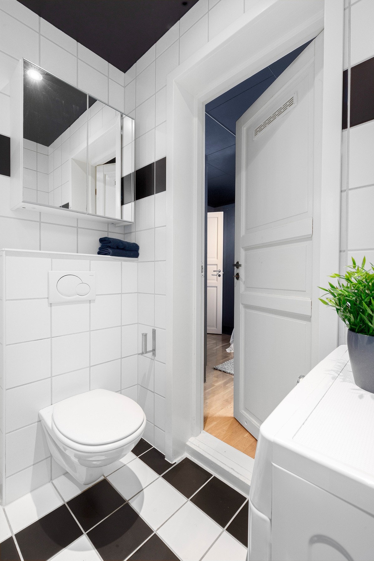 Badet er flislagt og måler 3,5 kvm. Varmekabler i gulv. Galleribilde