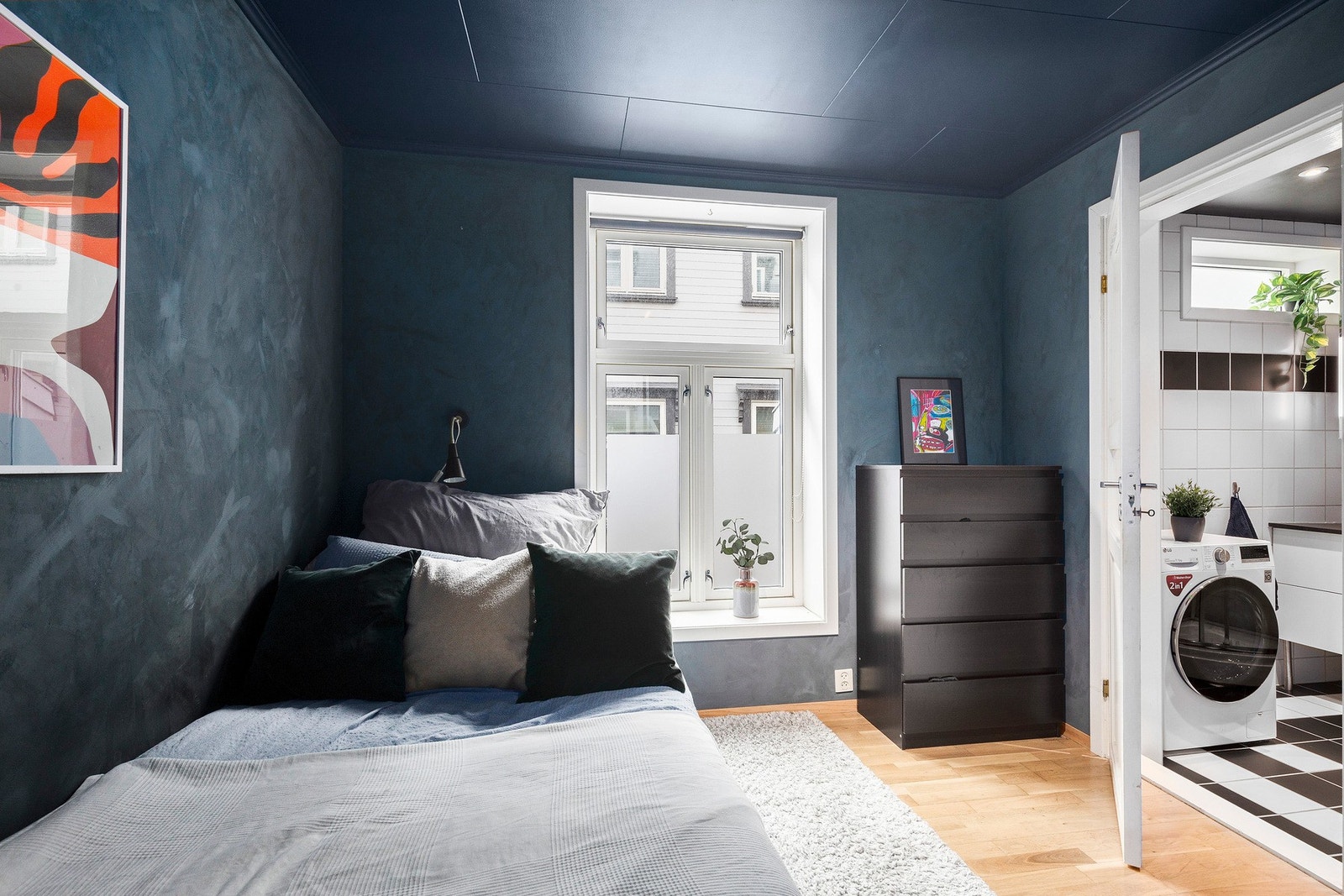 Soverommet vender mot stille bakgård. Galleribilde