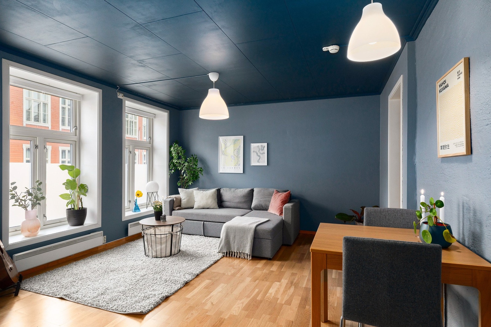 De store vindusflatene sørger for rikelig med dagslys og en herlig romfølelse. Galleribilde