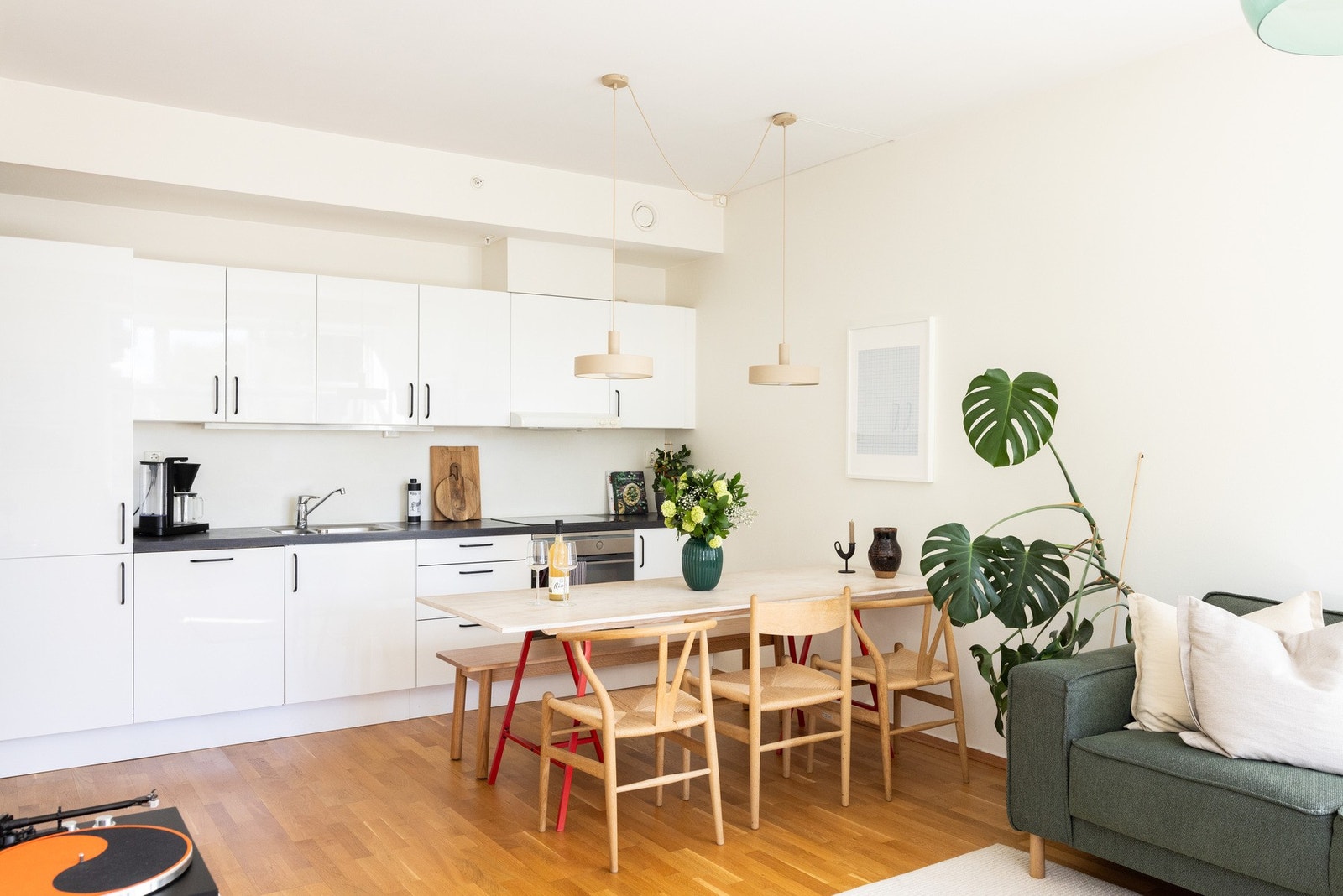 Hvitevarene består av induksjonsplatetopp, stekeovn, oppvaskmaskin og kjøleskap med frys. Galleribilde