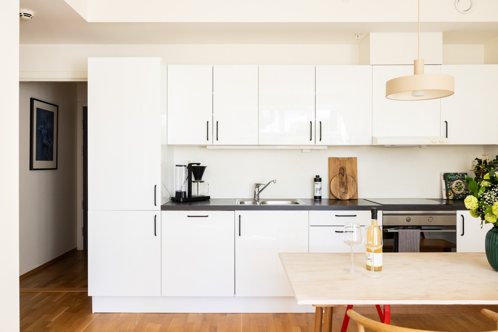 Rikelig med skap- og benkeplass. Galleribilde