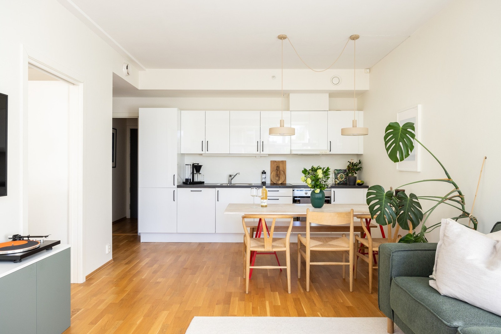 Fin kjøkkeninnredning fra AUBO med lyse, glatte fronter og benkeplate i laminat. Galleribilde