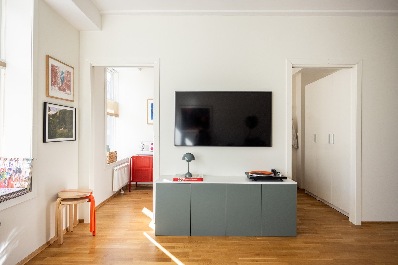 Generøs takhøyde målt til 2,72 meter i stuen. Galleribilde