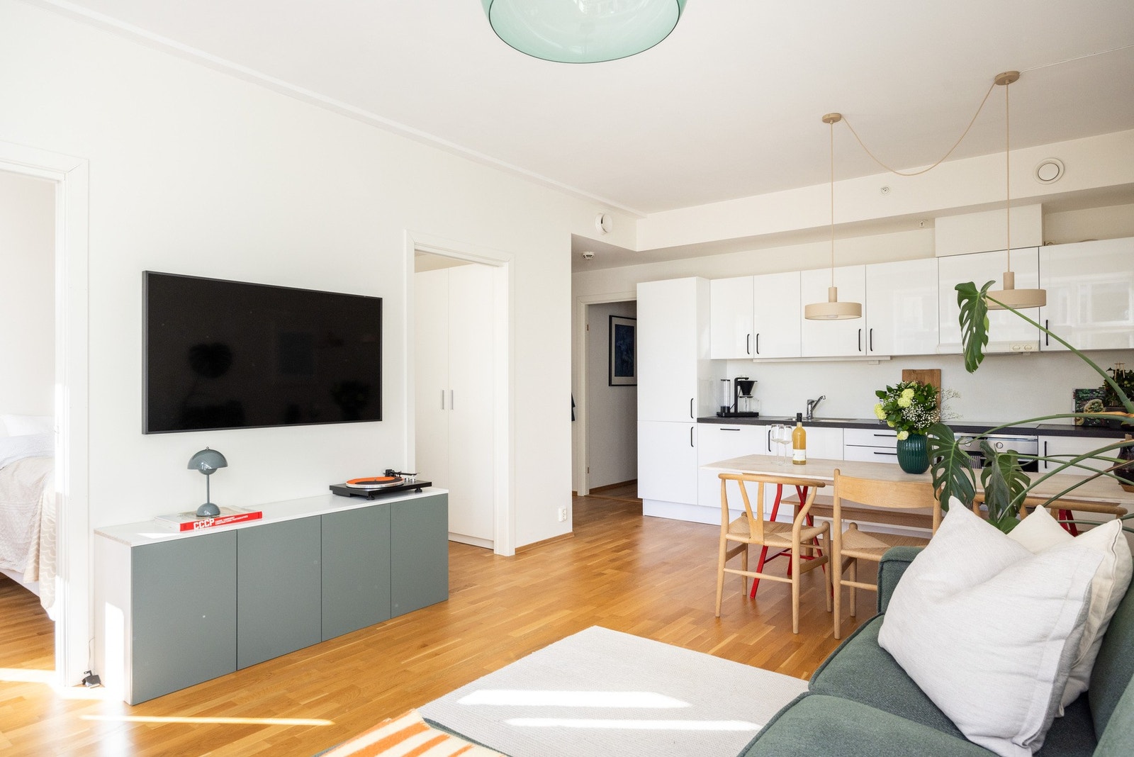 Åpen løsning mellom stue og kjøkken gir et luftig og sosialt oppholdsrom. Galleribilde