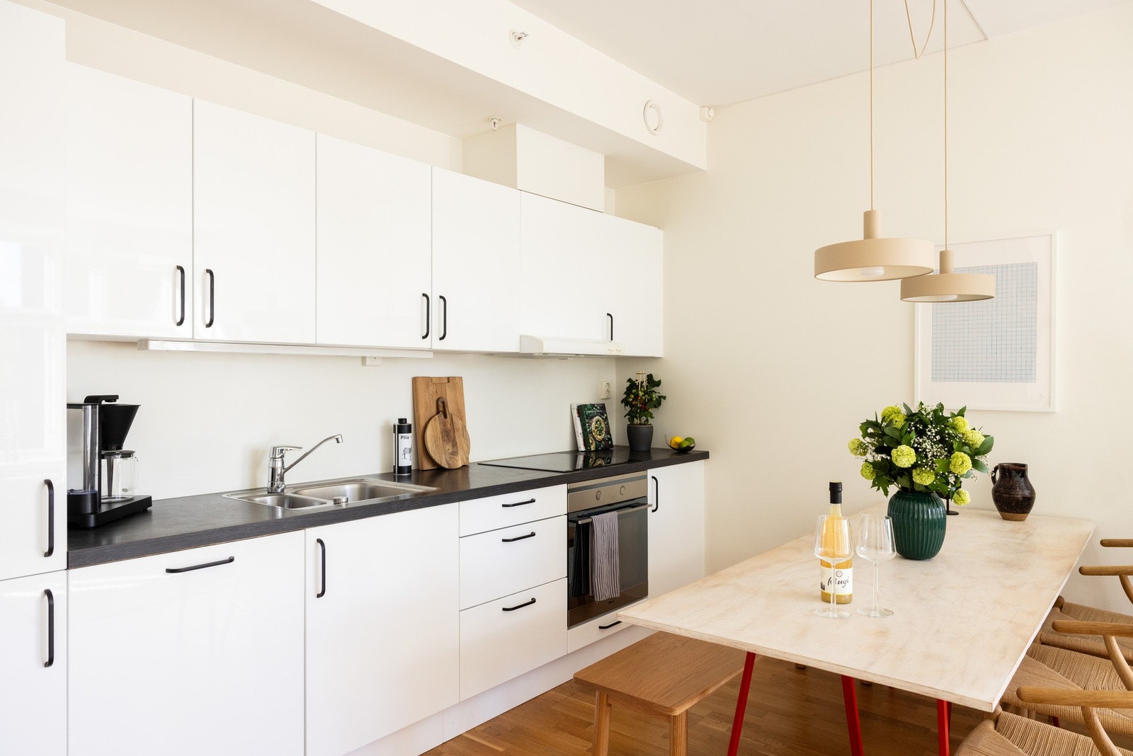 Flott 2-roms som består av entré, baderom, soverom, samt åpen stue- og kjøkkenløsning. Galleribilde