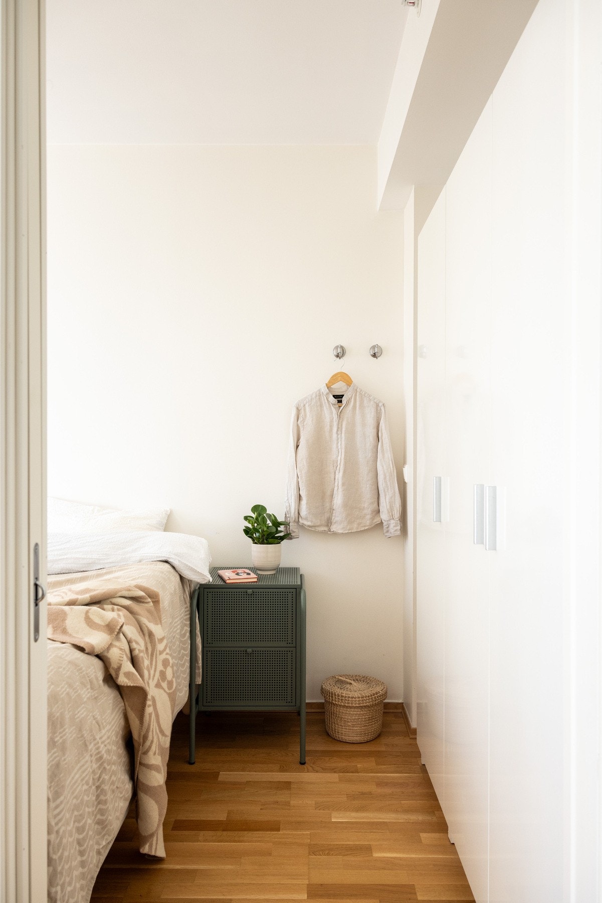 Soverommet har adkomst fra stuen. Stort garderobeskap langs veggen. Galleribilde