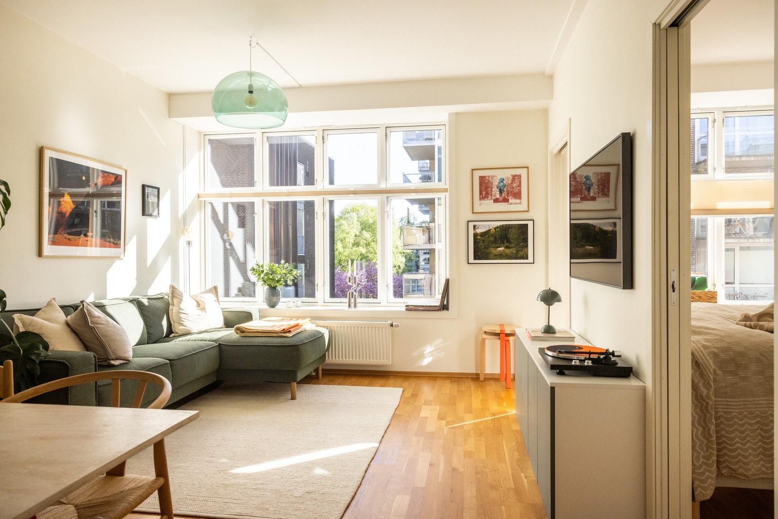 Lys og luftig stue med god plass til sofagruppe, sofabord og underholdningsavdeling. Galleribilde