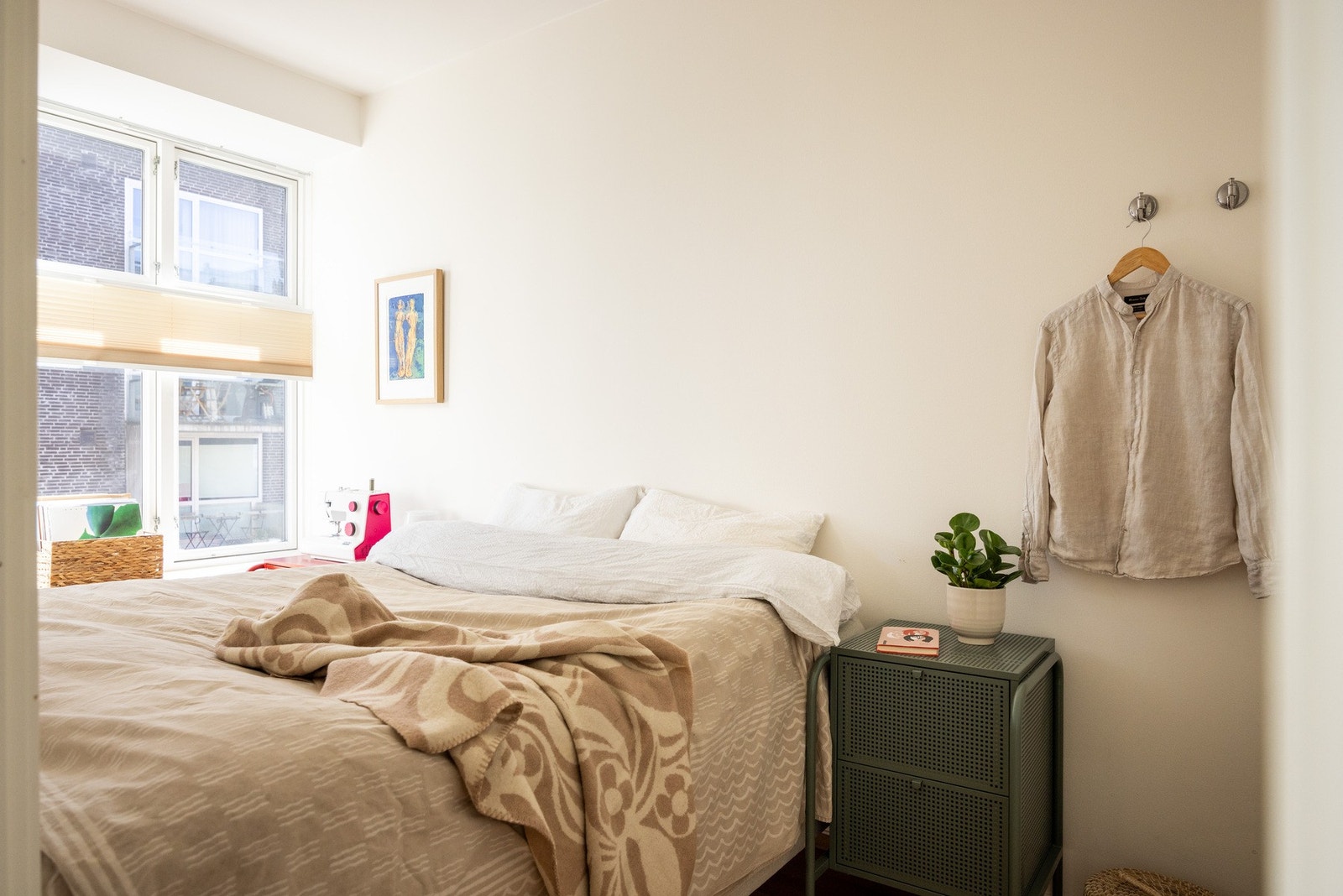 Her er det god plass til dobbeltseng, nattbord og kommode. Galleribilde