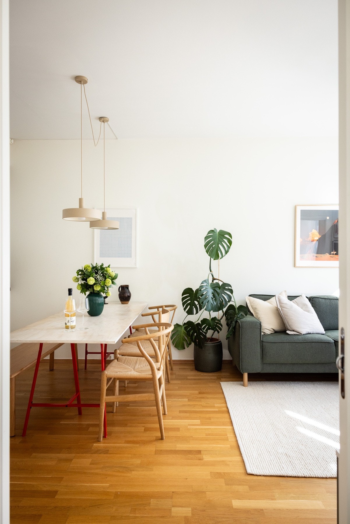 Videre er det god plass til stort spisebord med tilhørende spisestoler. Galleribilde