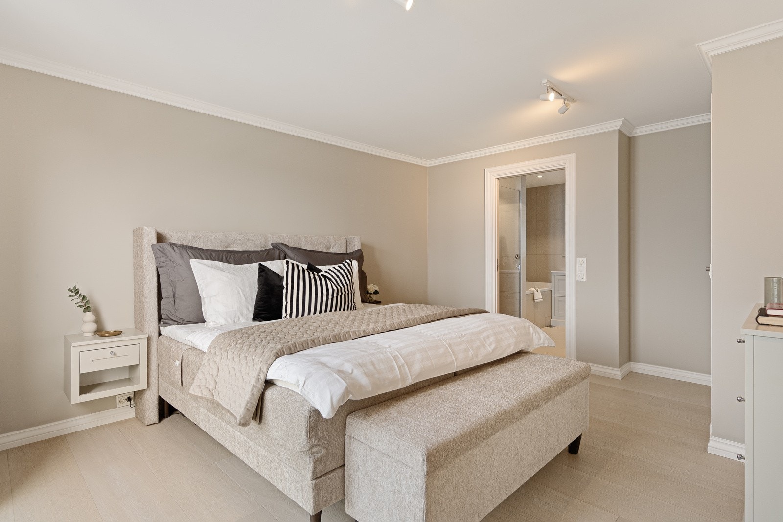 Hovedsoverom med eget bad og walk in garderobe Galleribilde