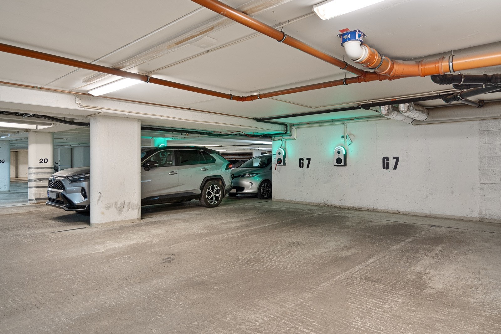 2 p-plasser med el bil lader Galleribilde