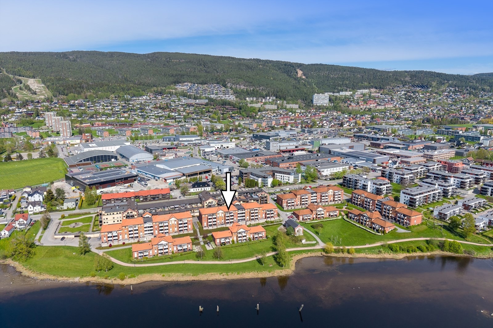 For deg som benytter offentlig transport, er det hyppige bussavganger og holdeplasser i umiddelbar nærhet, med enkel tilgang til Drammen sentrum Galleribilde