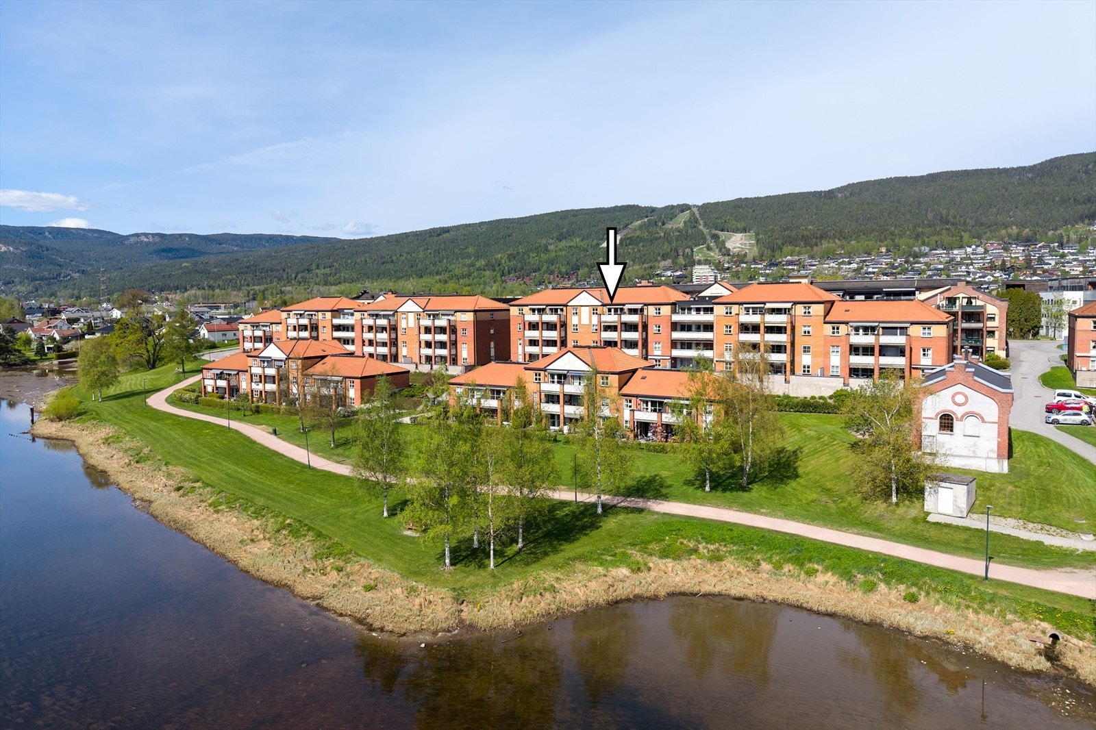 Ypperlig plassering med flott utsikt mot elva Galleribilde