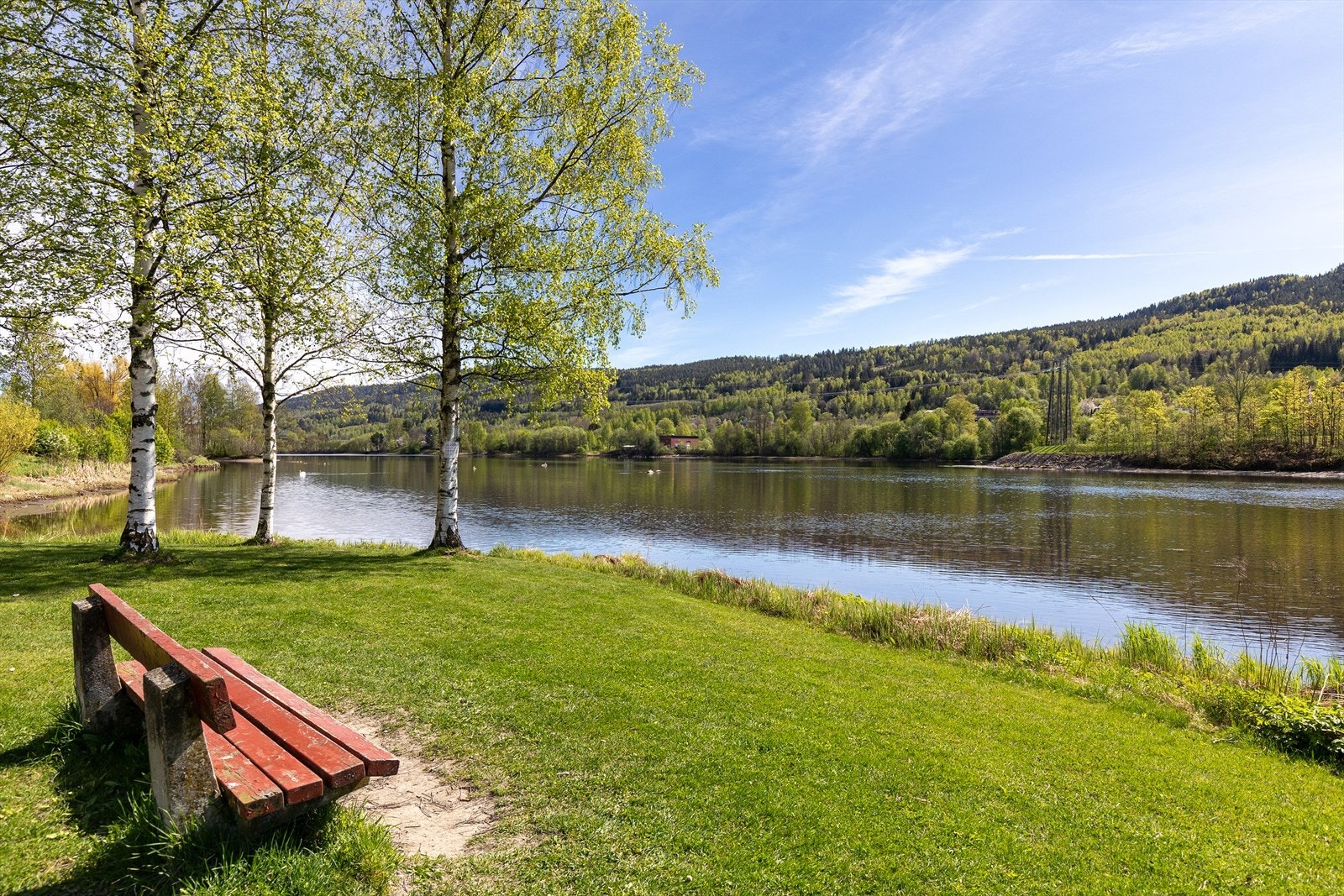 Området er perfekt for rekreasjon, med naturskjønne turstier som slynger seg langs elven og skaper en fredelig atmosfære året rundt Galleribilde