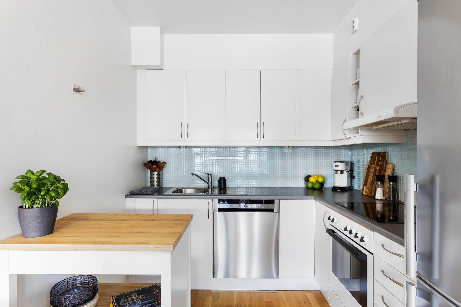 Lys og tidløs kjøkkeninnredning. Her er også plass til et hyggelig frokostbord. Den frittstående kjøkkenøya kan medfølge om ønskelig. Galleribilde