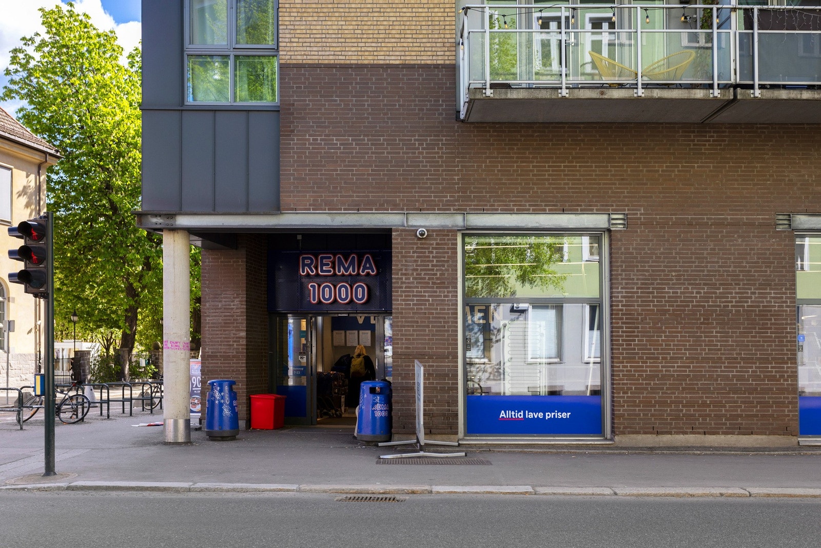 Dagligvarehandelen kan gjøres hos blant annet Rema 1000, som ligger like ved. Galleribilde