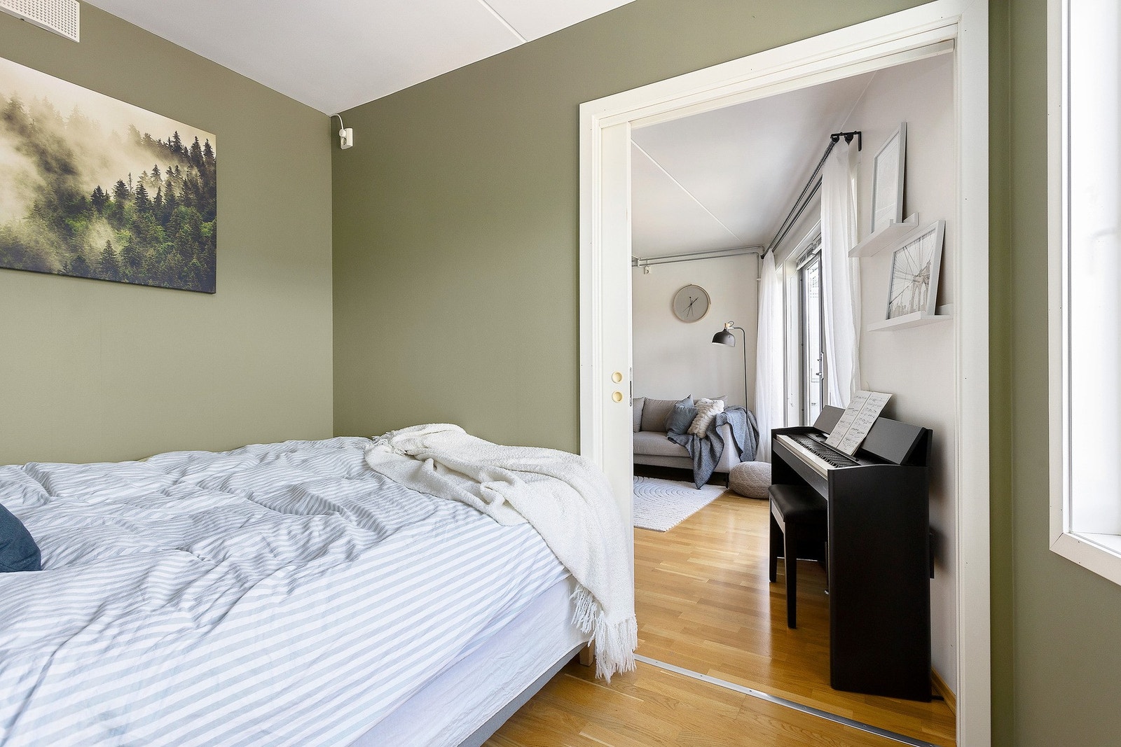 Rommet er malt i en behagelig og tidsriktig farge. Galleribilde